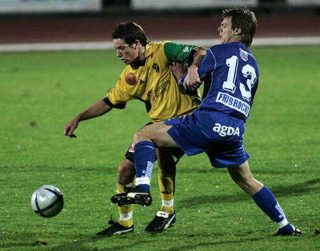 Johan Persson tacklas av Marcus Tilly