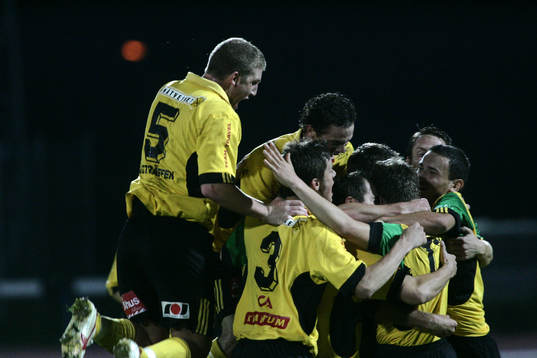 3-1, Erik Persson har avgjort matchen ochgrattas av hela