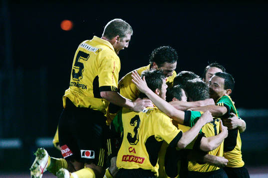 3-1, Erik Persson har avgjort matchen ochgrattas av hela