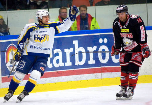 Stefan Hellqvist, HV71 gör 2-0. Kim Staal, Malmö hänger