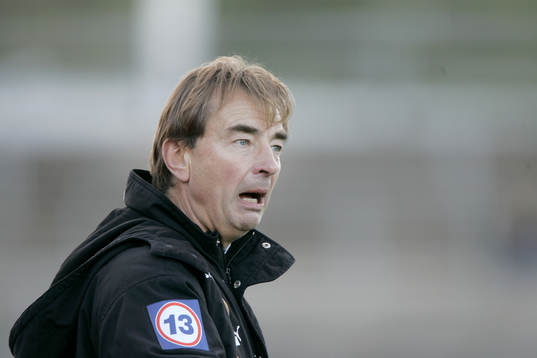 Tom Prahl, tränare, Malmö. Pekar, dirigerar