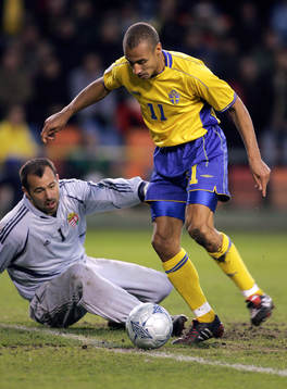 Henrik Larsson, Sverige gör 2-0