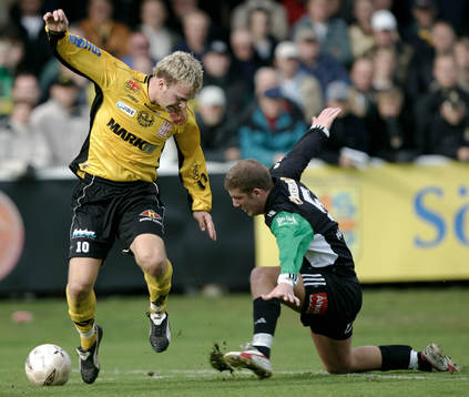 Marcus Ekenberg får Andreas Nilsson på knä