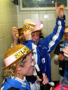 Victoria Svensson sprutar champagne i näsan . Svenska