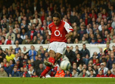 Robert Pires, Arsenal,  skjuter mål