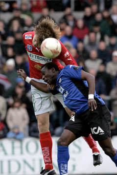 Joachim Lantz trycker ner Yaw Preko