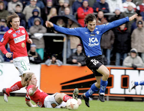 Sharbel Touma flyger förbi Henrik Rydströms ben