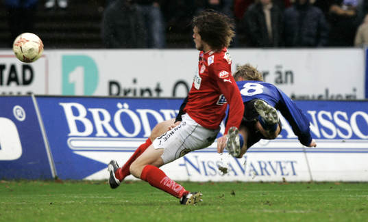 Joachim Lantz tacklar Markus Rosenberg, som flyger