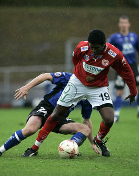 Diogo Correa de Oliviera tacklas bakifrån