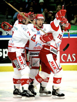 Niklas Nordgren och Johan Svedberg grattar Yared Hagos,