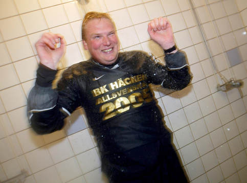 Tränare Jörgen Lennartsson, Häcken kastas in i duschen