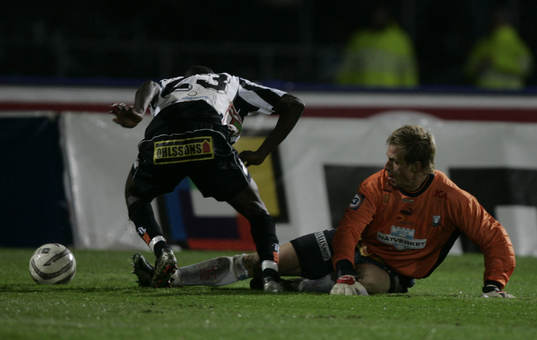 Mattias Asper, Malmö (Målvakt) fäller Jones Kusi Asare,