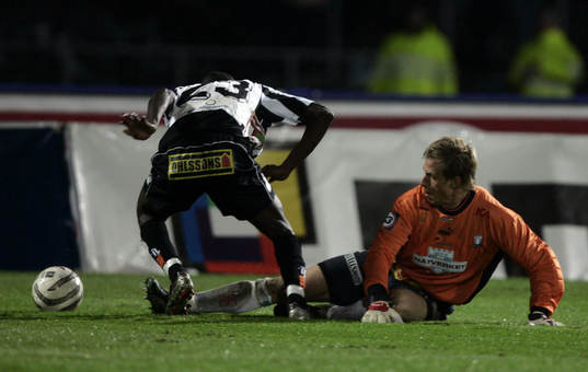 Mattias Asper, Malmö (Målvakt) fäller Jones Kusi Asare,