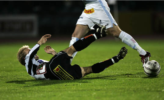 Glidtackling, tackling, liggande. Matthias Eklund