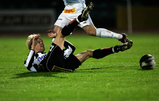 Glidtackling, tackling, liggande. Matthias Eklund. Fot, ben