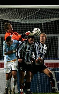 Mattias Asper, målvakt,  tar hand om bollen