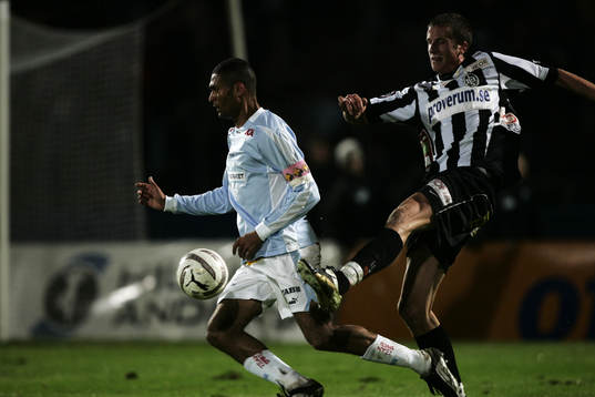 Jonas Olsson rensar mot Afonso Alves