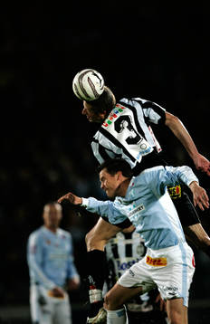 Nick, Jonas Olsson trycker ner Daniel Andersson
