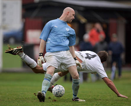 Utvisning, Brobys målvakt springer ner Trebys Marcus