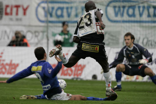Jones Kusi Asare, Landskrona skjuter 1-0 förbi Richard