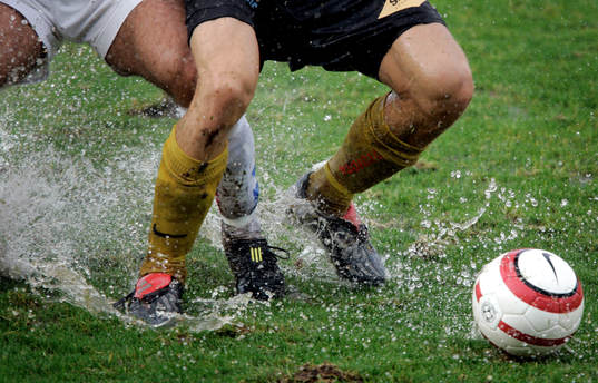 fotboll eller vattenpolo?? Fötter och boll