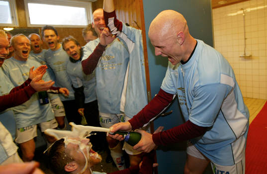 Jubel i Gefle, Mikael Edvardson sprutar champagne