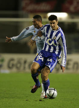 George Mourad blir dragen i armen av Afonso Alves
