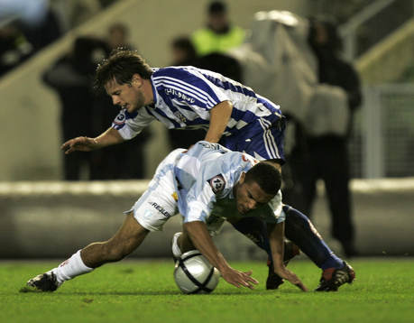 Sebastian Johansson trycker ner Afonso Alves