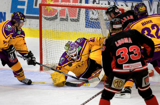 Daniel Henriksson, målvakt Färjestad räddar