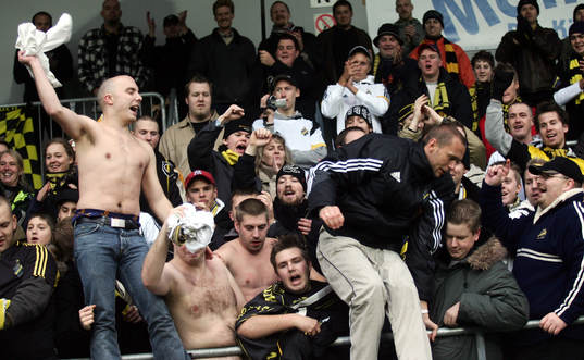 - Vi vill ha Krille kvar! skriker AIK-fansen och drar upp