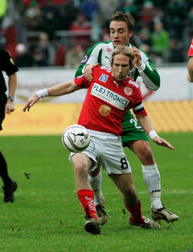 Henrik Rydström i KFF uppvaktas av Petter Andersson i HIF
