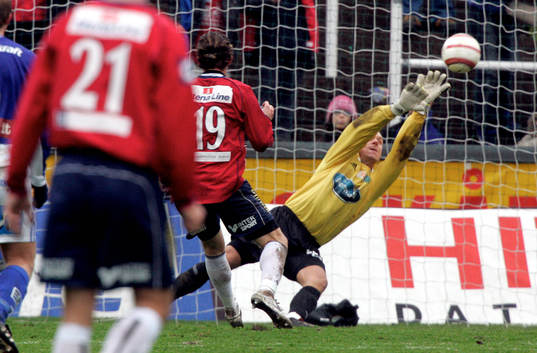 Fredrik Sundfors gör en kanonräddning på Paulinho skott