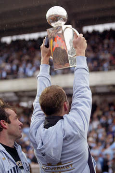 Jon Inge Höiland höjer segerpokalen, pokal. (SM-guld,