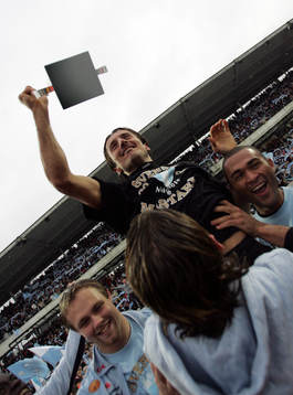 Louay Chanko höjer segerpokalen (SM-guld, guld, jubel)
