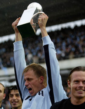Mattias Asper höjer pokalen. Malmö FF (SM-guld, guld,