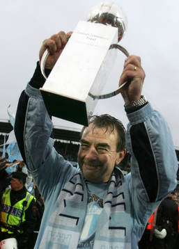Tom Prahl, tränare,  höjer pokalen. Malmö FF (SM-guld,