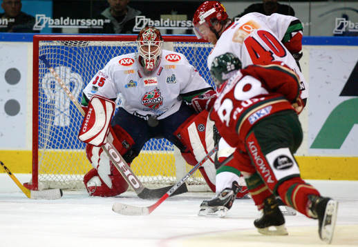 Martin Plüss, Frölunda drar på ett skott på Tommy Salo,