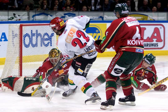 Henrik Lundqvist, målvakt Frölunda tar Joakim