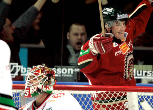 Jonas Johnson jublar och Tommy Salo deppar