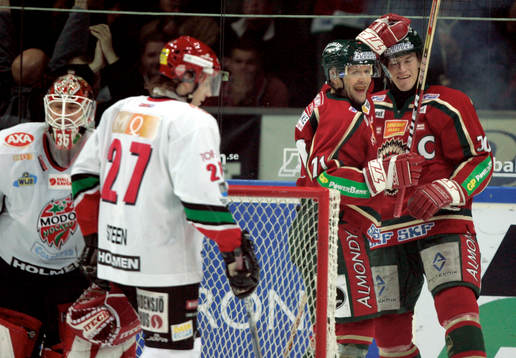 Tomi Kallio grattar Jonas Johnson