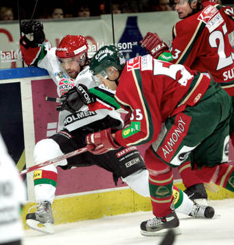 Peter Forsberg, Modo trycks upp i plexit av Christian