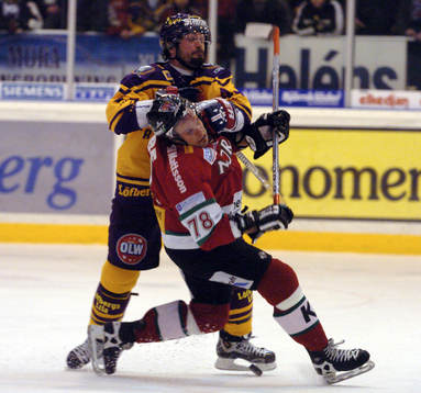 Sheldon Souray, Färjestad, trycker till Mikael Simons, Mora