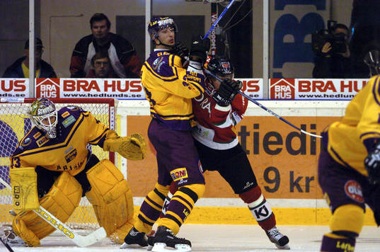 Zdeno Chara, Färjestad trycker till Marko Kauppinen, Mora