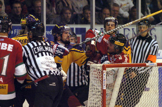 Sheldon Souray, Färjestad,  trycker till  Daniel Cleary,