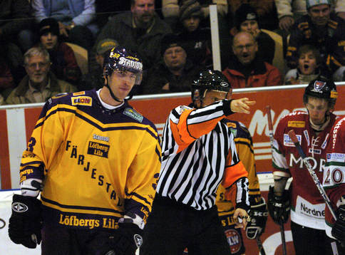 Zdeno Chara, Färjestad, får matchstraff i slutminuten av