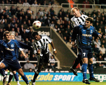 Alan Shearer och Patrick Kluivert, Newcastle, försöker