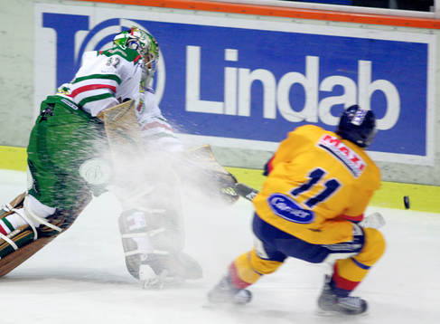 Jonas Fransson, målvakt, Rögle, räddar ett kontringsläge