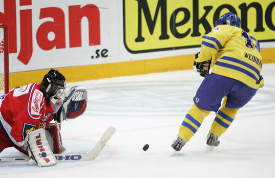 Adam Svoboda, målvakt och Mattias Weinhandl, Sverige