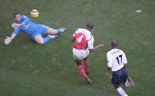 Patrick Vieira gör 3-1 till Arsenal