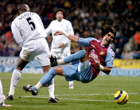 Bruno N'Gotty, Bolton och Juan Pablo Angel, Aston Villla, i